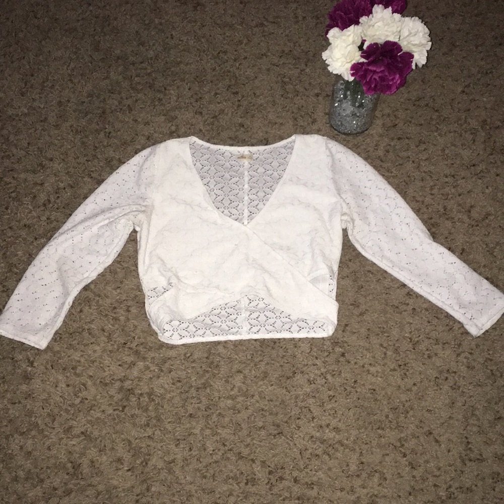 Adorable and delicate white hollister crop top